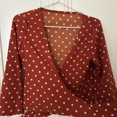 Blouse cache-coeur à pois
