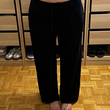 Pantaloni neri a gamba larga