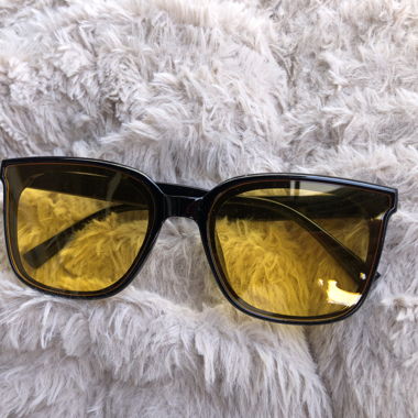 Sonnenbrille mit gelben Gläsern