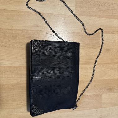 Pochette noire avec chaîne