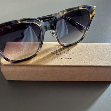 Sonnenbrille im Hornlook