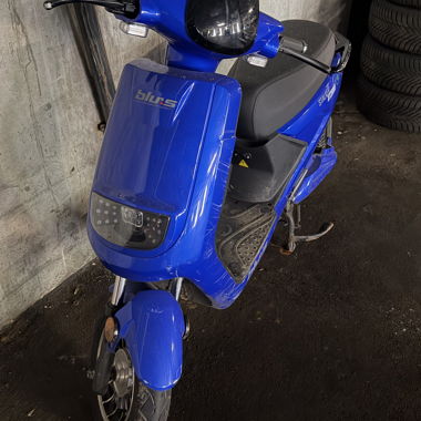 Monopattino elettrico blu