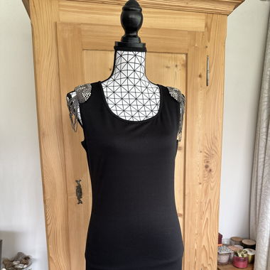 Schwarzed Kleid