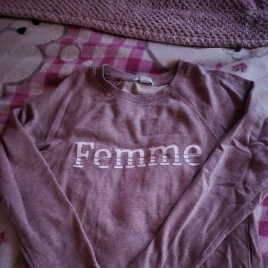 Altrosa Pullover mit Femme Druck