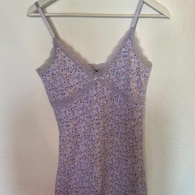 Fliederfarbiges Spitzenkleid