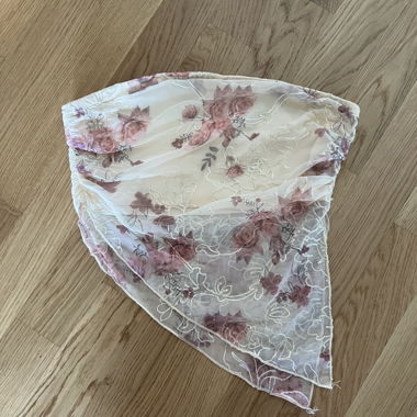 Haut asymétrique en dentelle florale