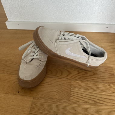 Beige Nike-Sneaker aus Wildleder