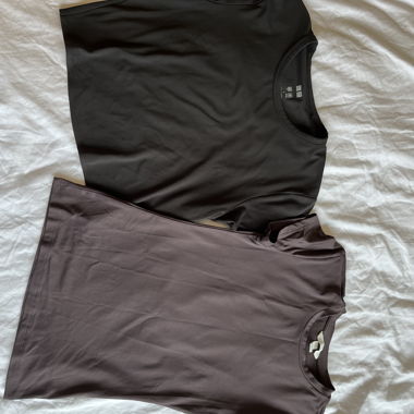 2 women's short-sleeve T-shirts, black & brown