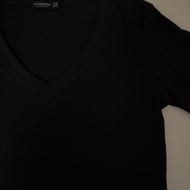 Schwarzes V-Ausschnitt T-Shirt