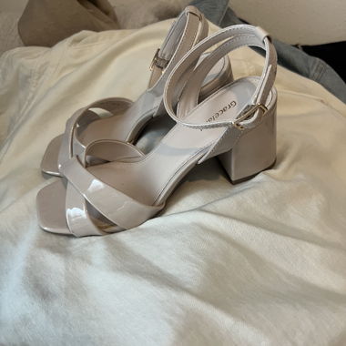 Sandales à talon beige