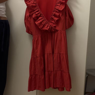 Rotes Rueschenkleid