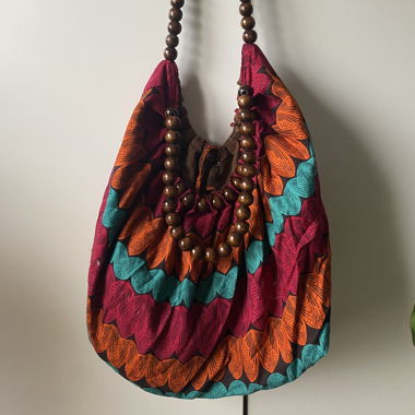 sac coloré avec anse en perles en bois