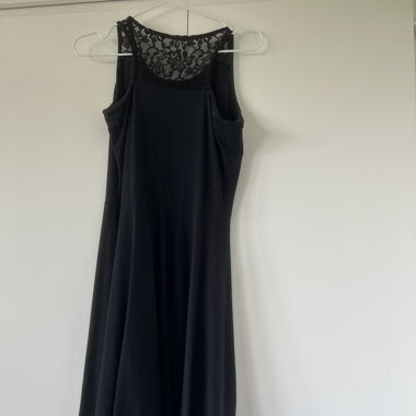 Schwarzes Kleid 