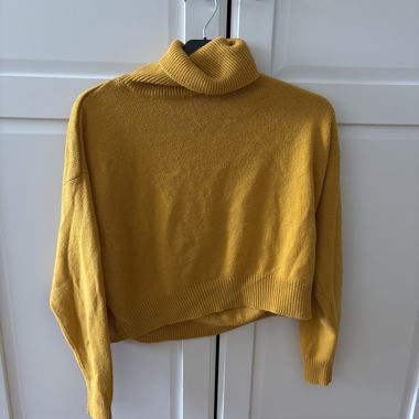 Maglione Giallo a Collo Alto