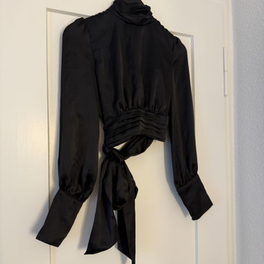 Top nero scollato sulla schiena con fiocco
