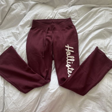 Pantaloni Hollister a vita bassa e svasati
