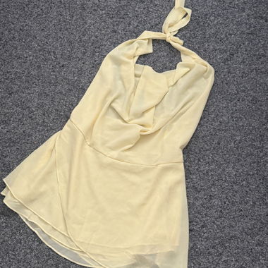 Abito giallo con scollatura neckholder