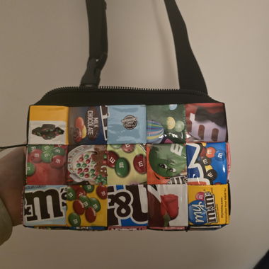 MITZ Umhängetasche aus M&M’s-Verpackungen