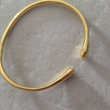 Goldfarbener Armreif