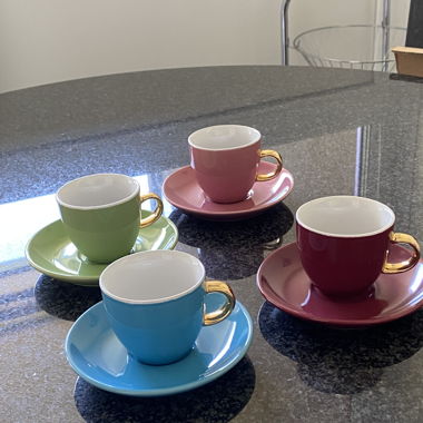 Kaffeetassen in Farbe mit goldenen Griffen