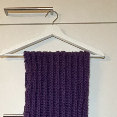 Lila, offener Schal gestrickt