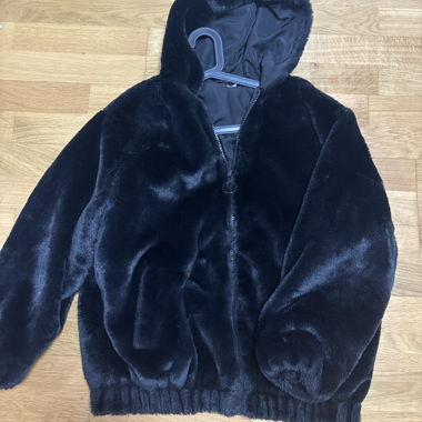Schwarze Pluessh-Hoodiejacke