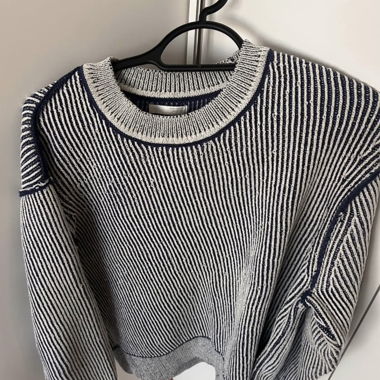 Maglione a righe blu navy e bianco