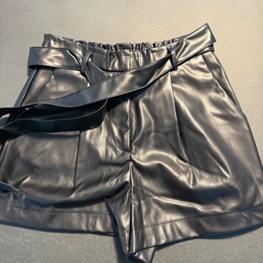 Schwarze Shorts mit Lederoptik