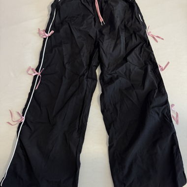 Pantalon noir avec nœuds roses
