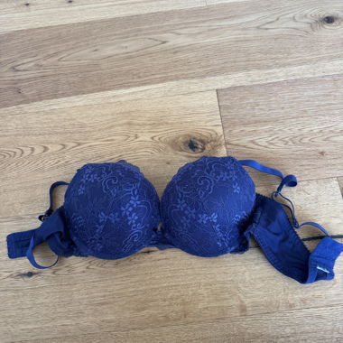 Blaue Spitze-BHs