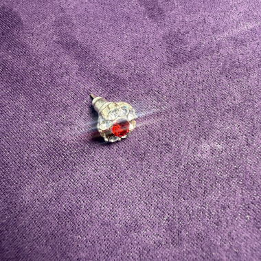 1x Red rhinestone earring