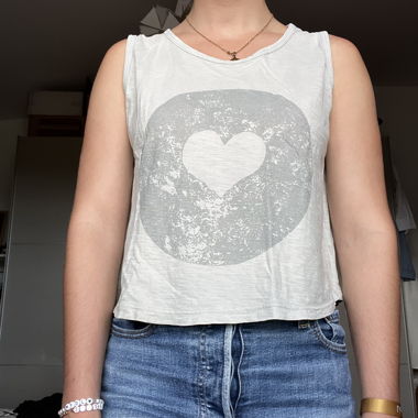 Graues Tanktop mit Herzmotiv