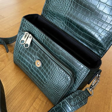 Sac bandoulière vert avec embossage crocodile