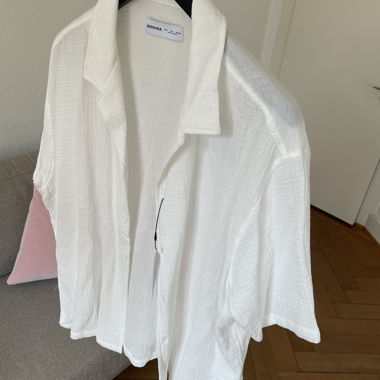 Weisses Bershka-Hemd