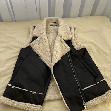 Veste sans manches en sherpa noire
