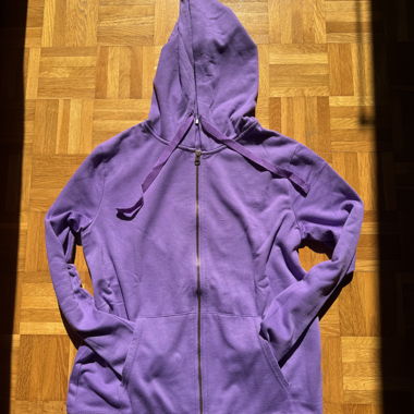 Lila Kapuzenjacke