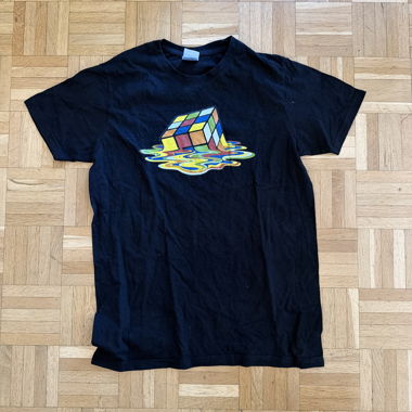 Schwarzes T-Shirt mit Rubik’s-Cube-Print