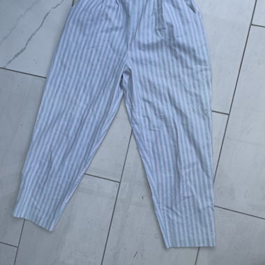 Pantaloni a righe blu e bianche in lino e cotone