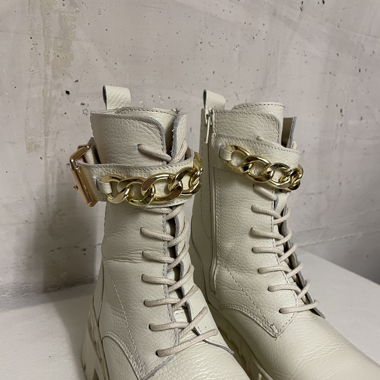 Stiefeletten mit Kette
