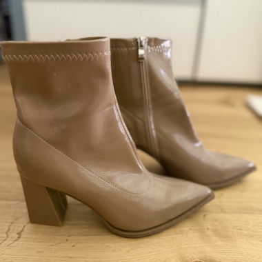 Bottines en vernis marron, taille 39