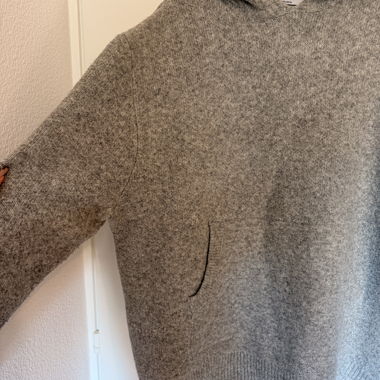 Pull à capuche gris