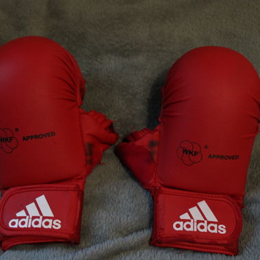 Gants rouges de karaté (protections)