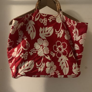 Rot-weisse Strandtasche im Hawaii-Style