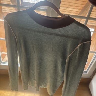 T-shirt a maniche lunghe con collo a contrasto