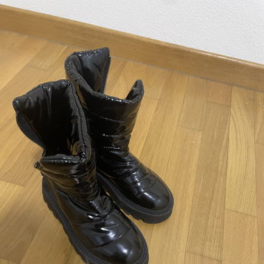 Stivaletti lucidi con cerniera laterale 