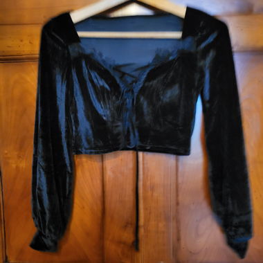 Haut court en dentelle goth en velours noir