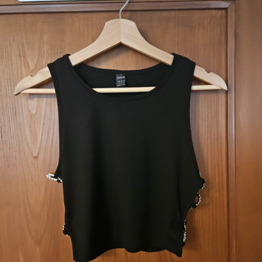 Tank top with side cut-out