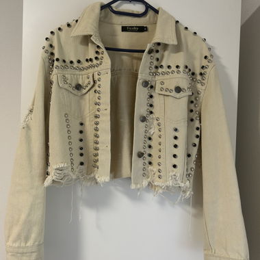 Beige Jeansjacke mit Nieten - Festival