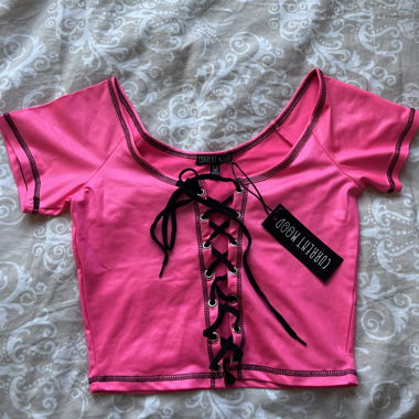 Dollskill x Current Mood Crop Top court à laçage rose