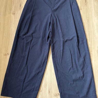 Weite Hose mit feinen dunkelblauen Streifen